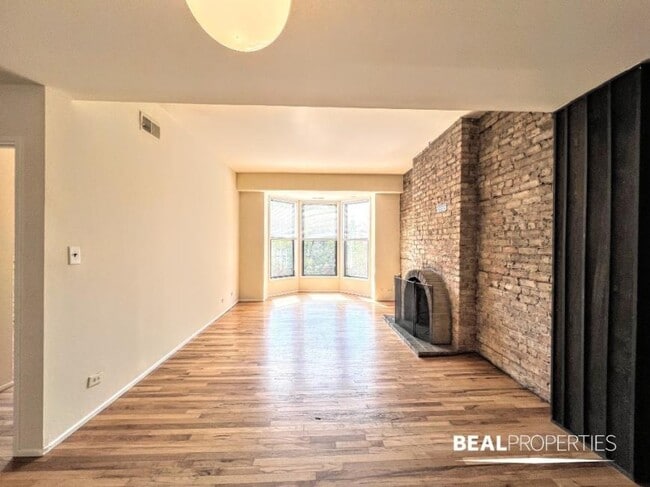 Building Photo - 2 bedroom in CHICAGO IL 60657 Unit 3 Rental