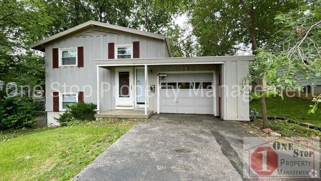Building Photo - Split level 3 bedroom, 1.5 bathroom, and 1... Rental