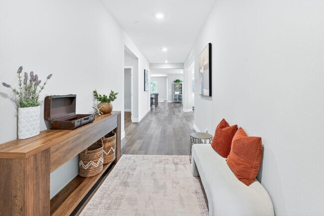 Photo - 1024 Saker Falcon Dr