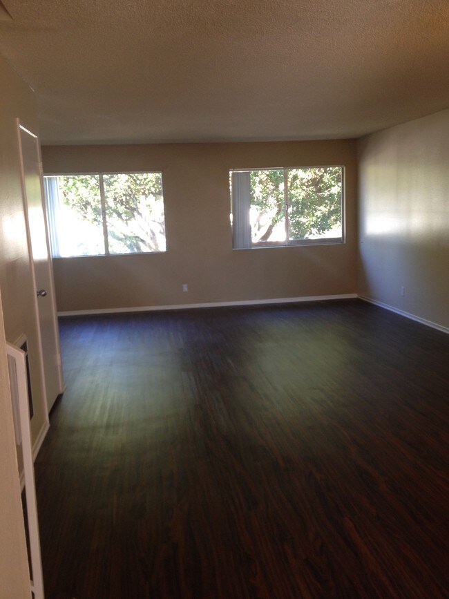 Living Area/Dinnia Area-Townhome-
