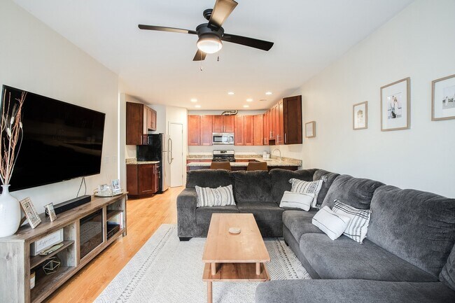 Photo - 321 W Schiller St Unit #  01