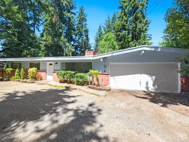 Building Photo - New Kitchen!! Beautiful family home w/extr...