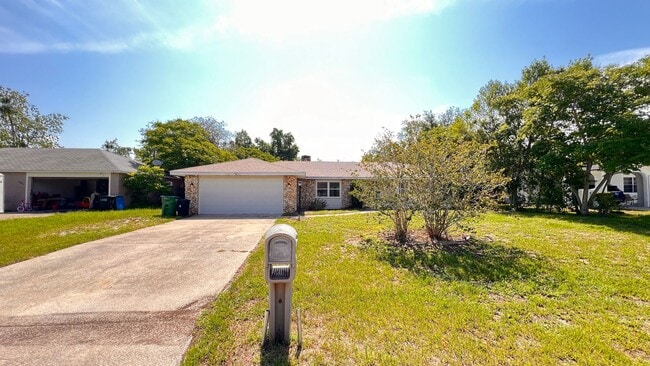 Building Photo - $500 off a month of rent!!! Great 3 bedroom,2 bath home in Deltona! (Leasing Admin Fee WAIVED!!!)