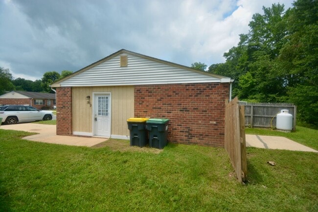 Photo - Great - 1 BEDROOM - Bright Open Floor Plan !!