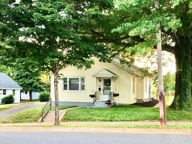 3BR Home w/Off-Street Parking 4+ Cars - 2205 Mayflower Dr