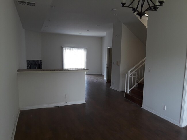 Dining, living and wet bar - 2436 Barry Ave Condominio