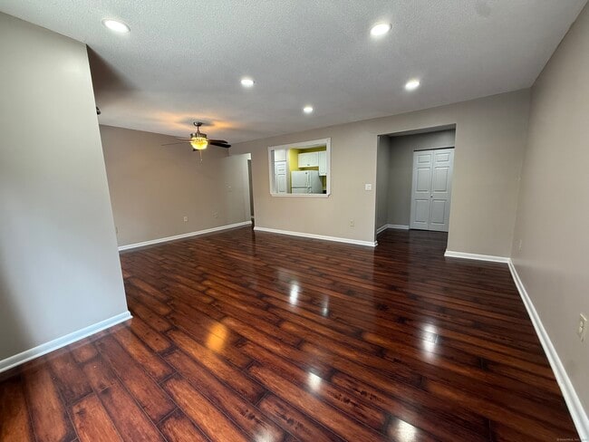 Building Photo - 175 Mill Pond Rd Unit 215