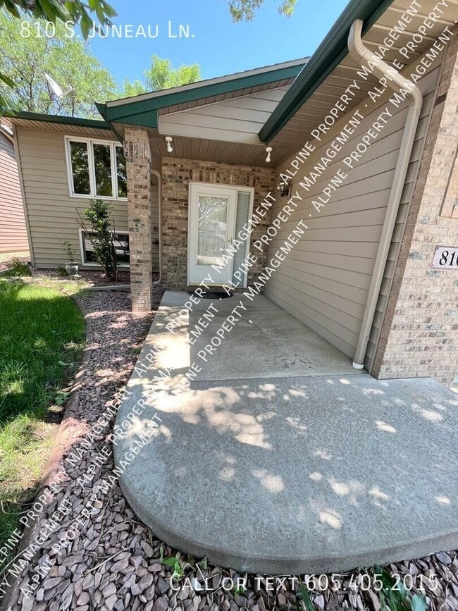 810 S Juneau Ln