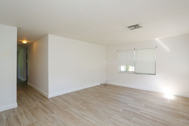 Photo - 1095 San Remo Ave