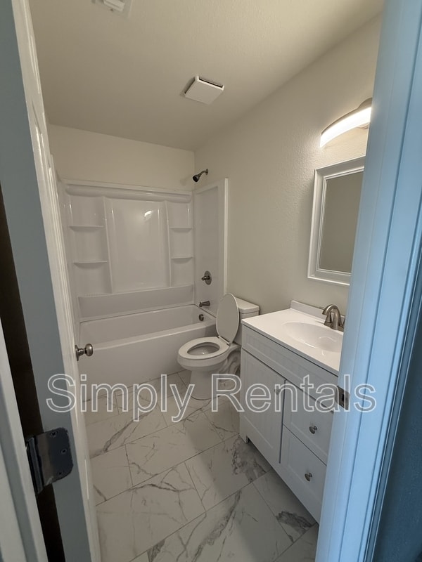 Photo - 831 Fisher St
