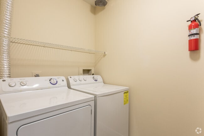 2BR, 2BA - 937 SF