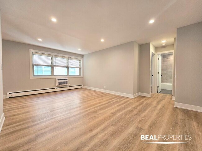Building Photo - 1 bedroom in CHICAGO IL 60657 Unit 304 Rental