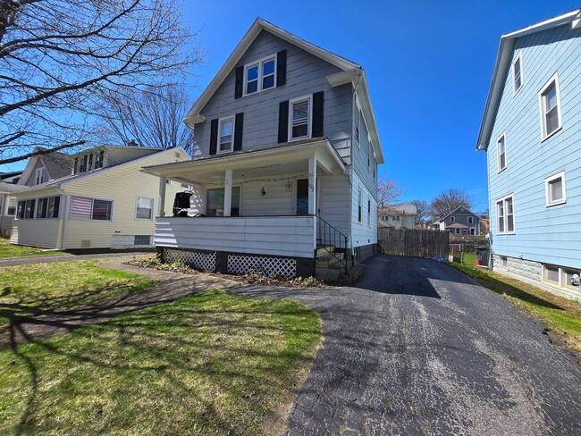 Building Photo - 3 Bedroom - Single Family Home!