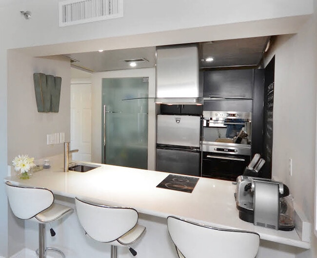 Photo - 540 Brickell Key Unidad 803