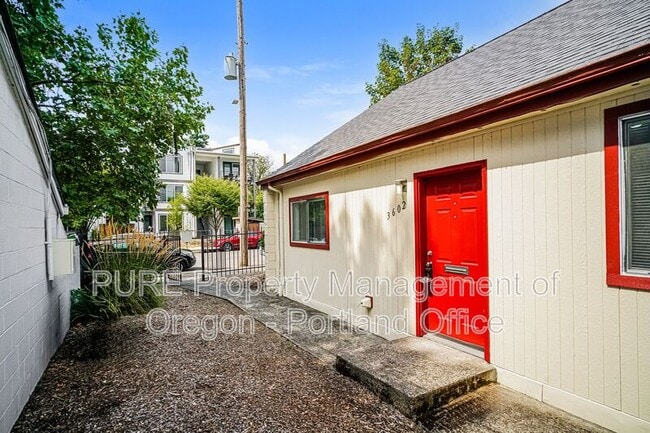 Building Photo - 3602 N Gantenbein Ave Rental