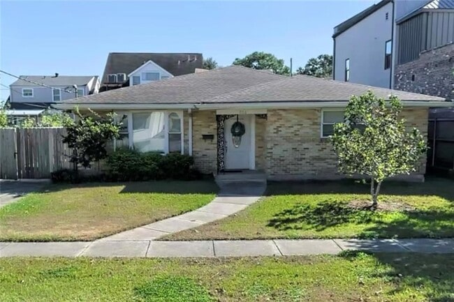 Building Photo - 226 Sharon Dr