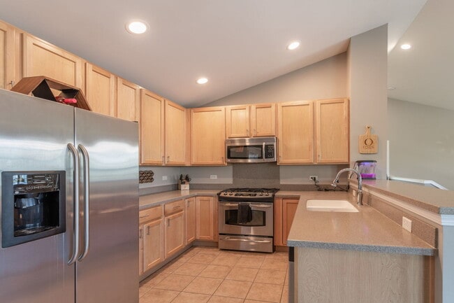 Photo - 472 Valentine Way