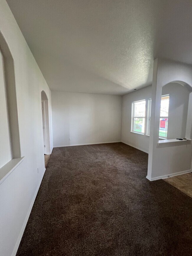 Photo - 3-bedroom 2-1/2 bathroom home in Eugene