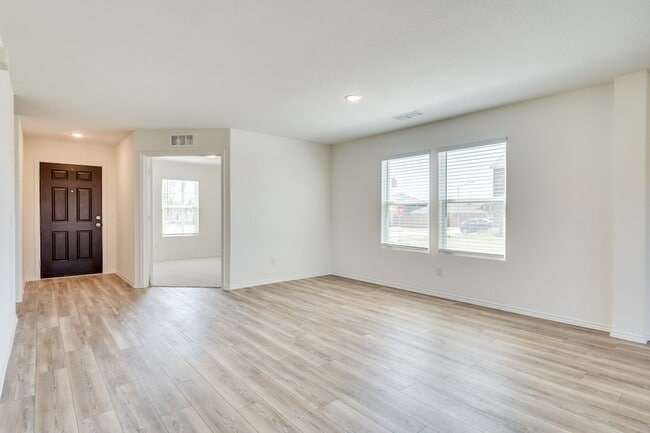 Photo - 16025 Malaya St