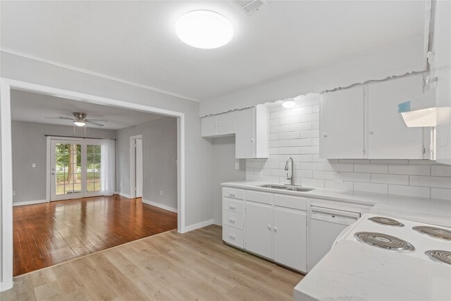 Photo - 615 Riveredge Dr