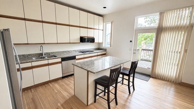 Photo - 534 W Dickens Ave