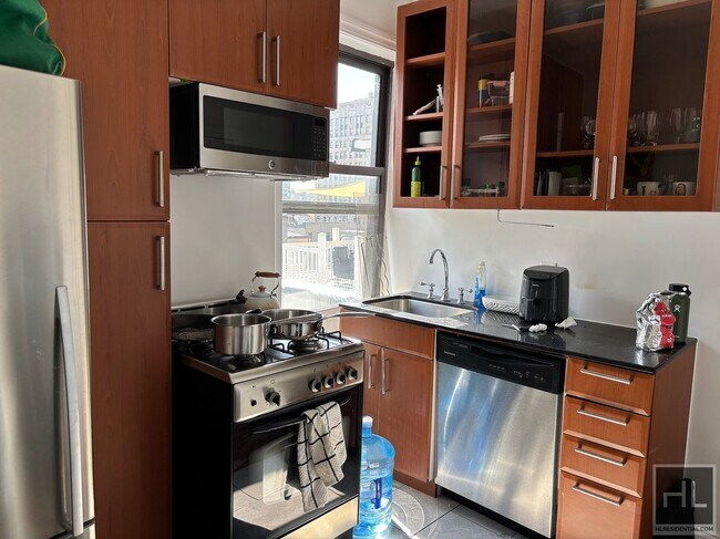 Photo - East 12th Street Unidad 74