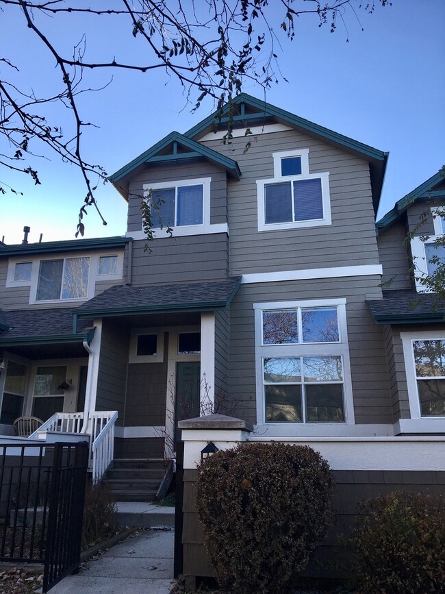 Building Photo - Gorgeous and Spacious Townhome in Waneka L...