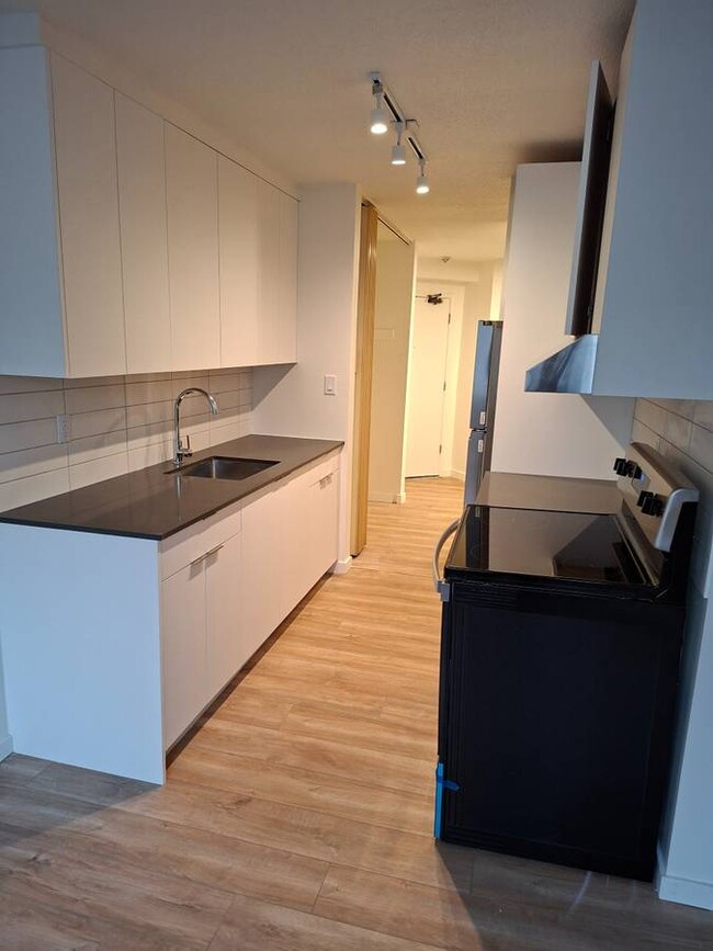 Building Photo - 1320 King Albert Ave