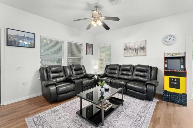 Photo - 2917 E 16th St