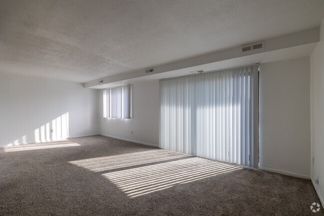 3 habitaciones, 2 baños - 140 m² - Sala de estar - Carlyle Tower Apartments - Southfield, MI