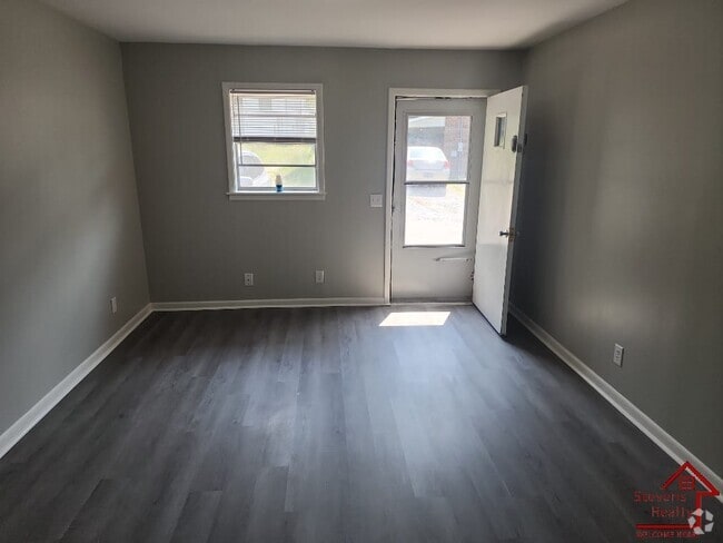Building Photo - 114 E 17th St Rental