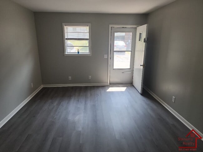 Building Photo - 114 E 17th St Rental