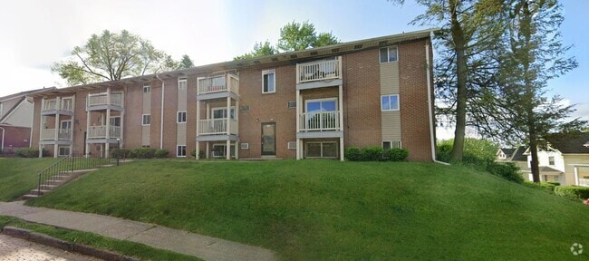 Building Photo - Renovated 2 Bedroom in Bellevue with Priva... Unit 231 - Apt 5
