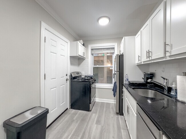 Photo - 837 W Cornelia Ave Unidad N2