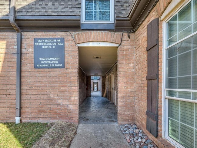Building Photo - 6100 N Brookline Ave Unit 28 Rental