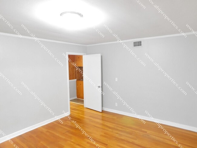 Photo - 3520 Royal Crest Dr