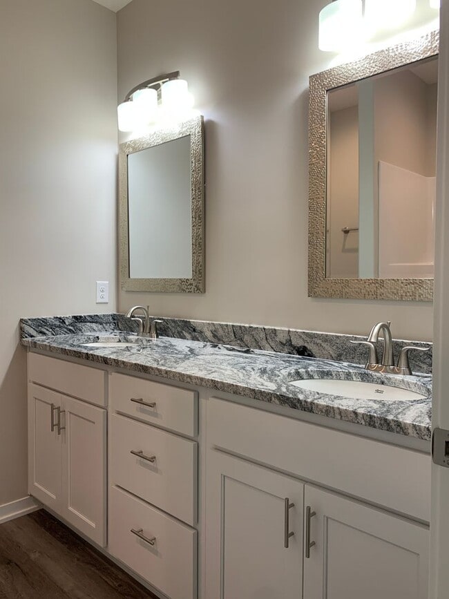 Building Photo - Zero entry ranch townhome with 2 stall garage. Spacious 2 bedrooms with walk in closets, 2.5 bath...