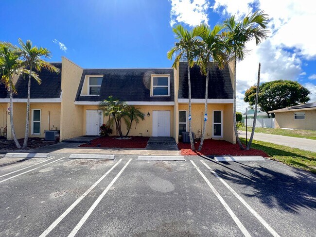 Building Photo - Spacious End-Unit Townhouse in Boynton Beach