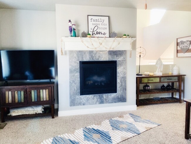 Photo - 697 180 N