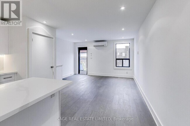 Photo - 2549 Yonge St