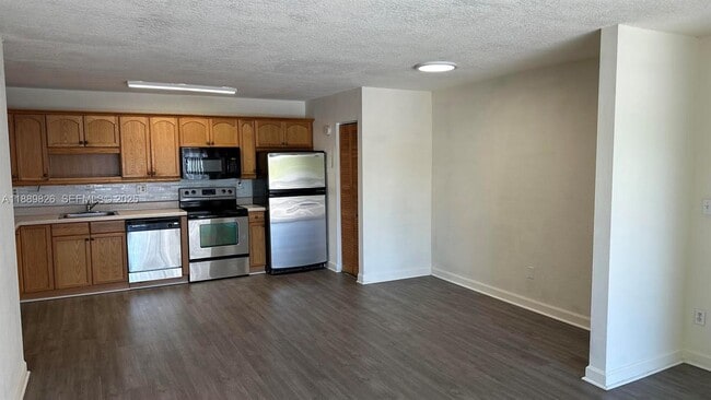 Building Photo - 4460 NW 79th Ave Unit 2D