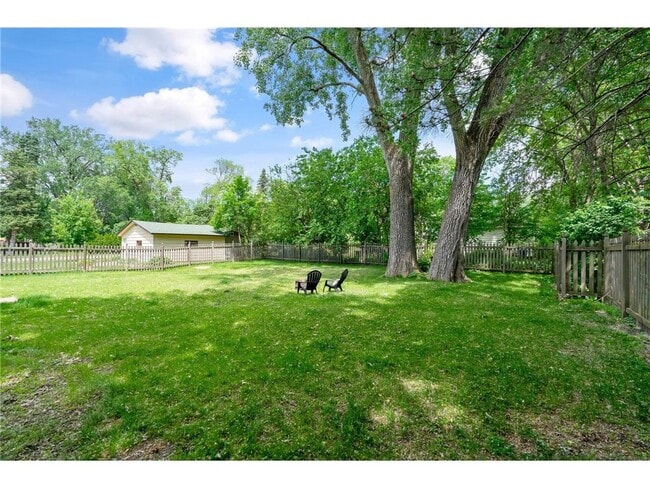 Photo - 540 Orchid Ln N