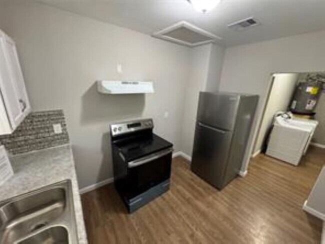 Photo - 3231 Holman St