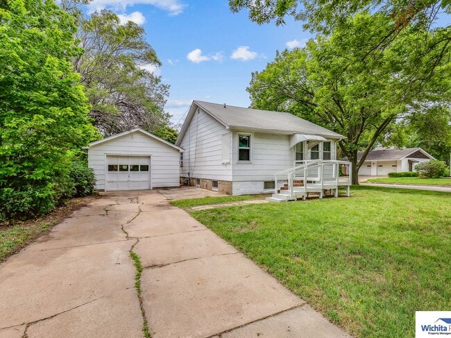 Building Photo - 2 bedroom 1 bathroom home with a large gar...