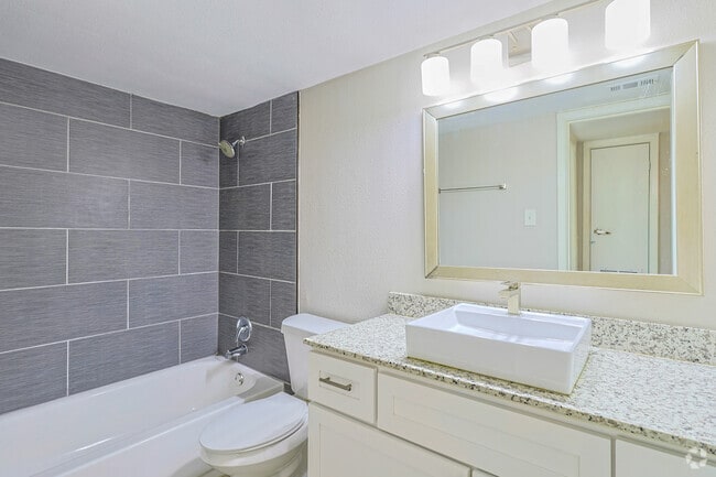 1BR, 1BA - 650SF - Bathroom - Manor Flats