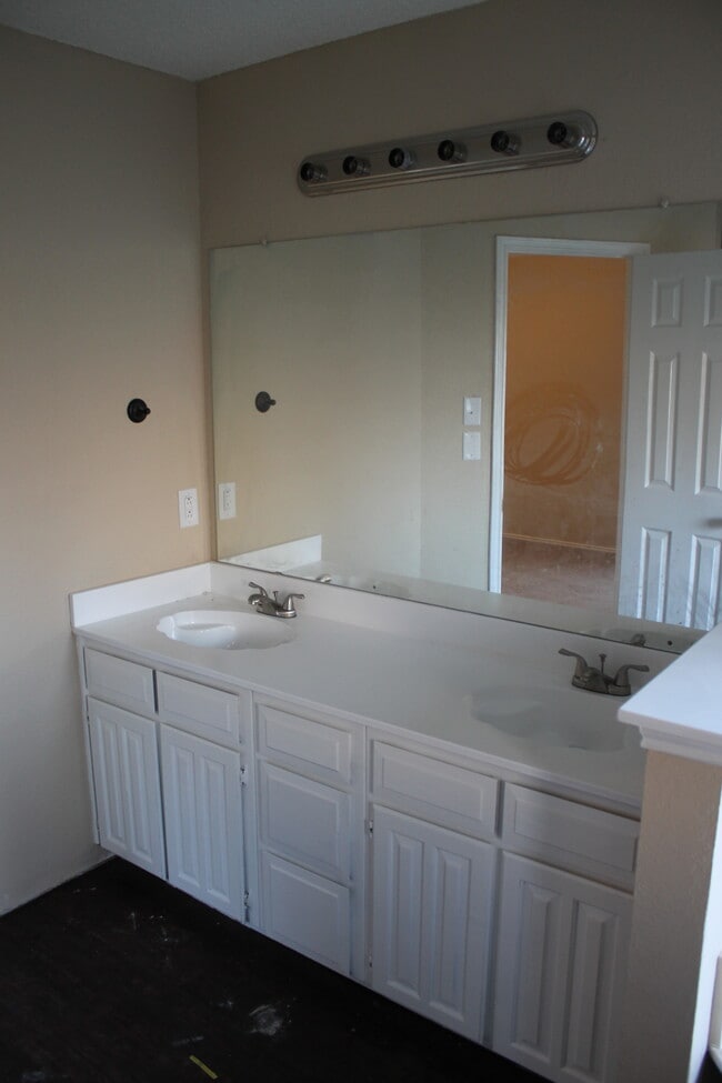 Building Photo - 717 Cross Ridge Circle North