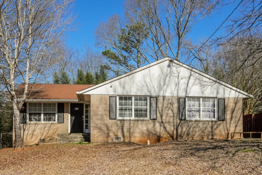 Photo - 558 Wavelyn Way
