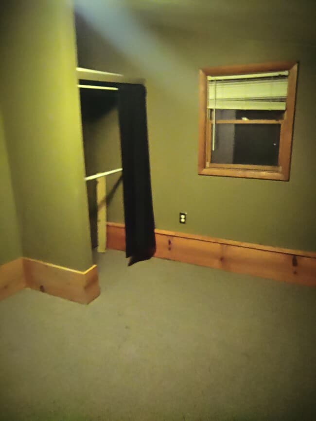 dormitorio trasero - 203 E Cross St Unidad Apt 2