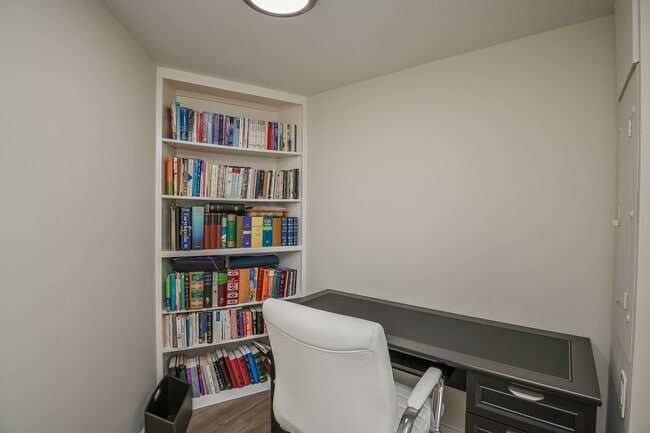 Building Photo - 15 Greenway Plz Unit 19F