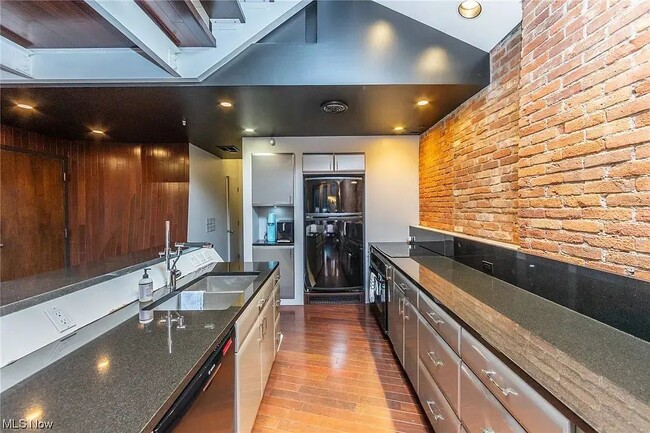 Photo - Cleveland, OH Unidad D